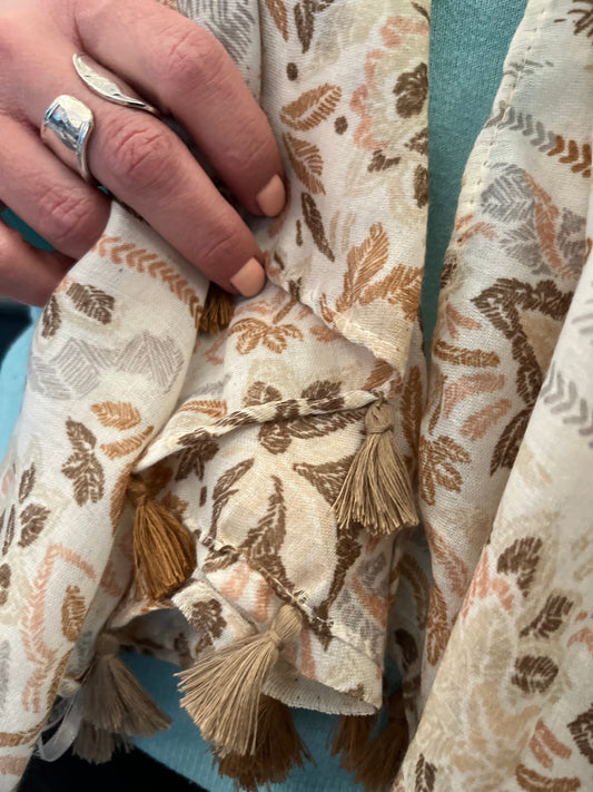 Mintás, bojtos kendő - Cammel