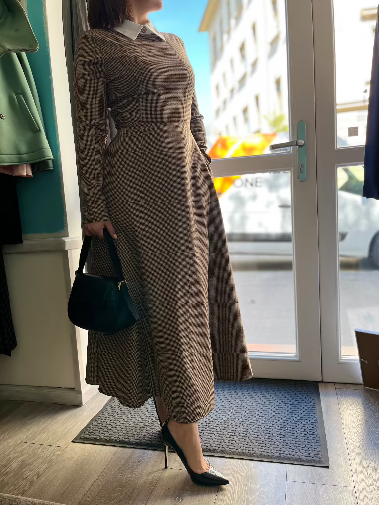 Elegáns, galléros maxi ruha - Motivo pied de poule