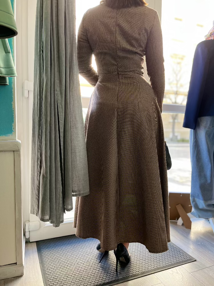 Elegáns, galléros maxi ruha - Motivo pied de poule