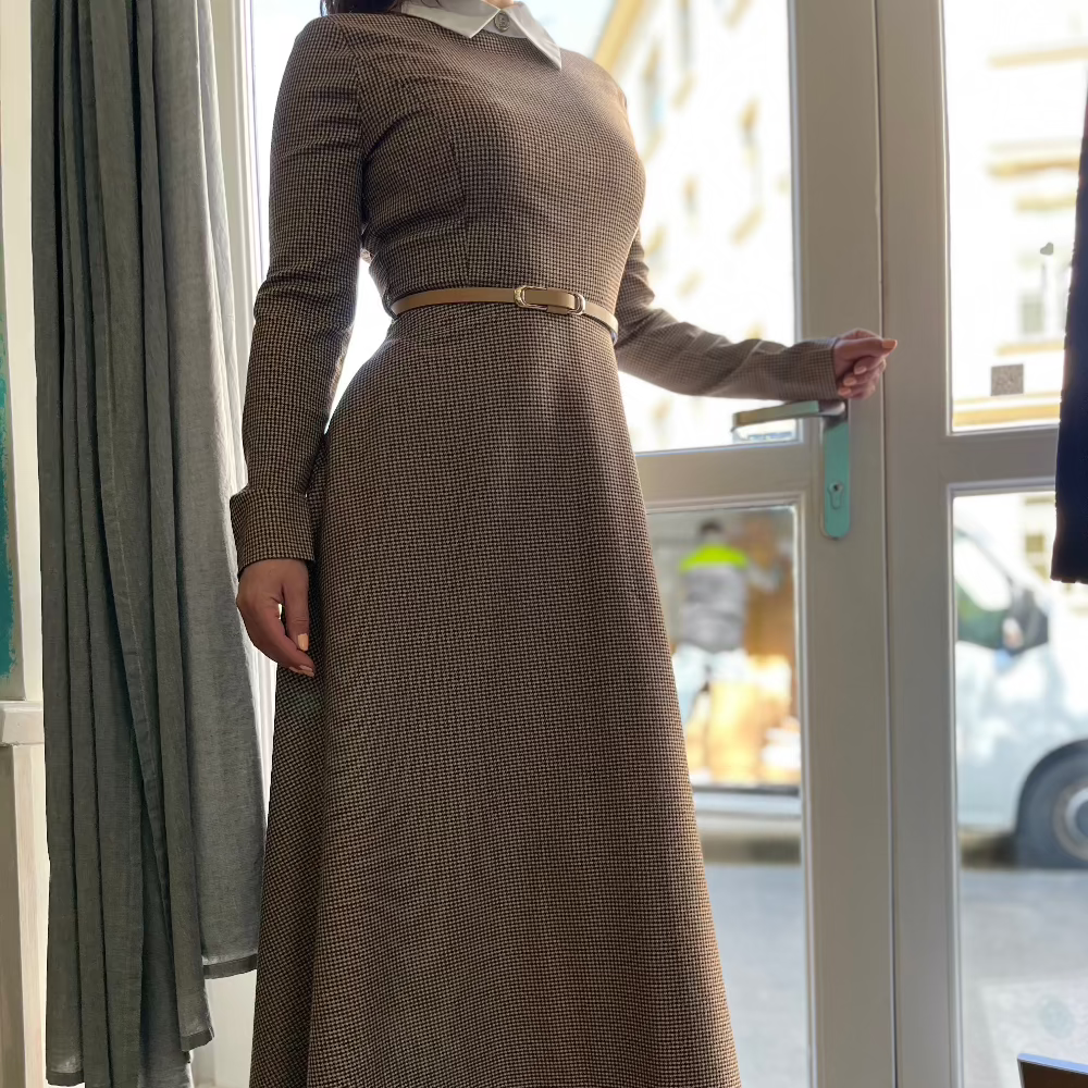 Elegáns, galléros maxi ruha - Motivo pied de poule